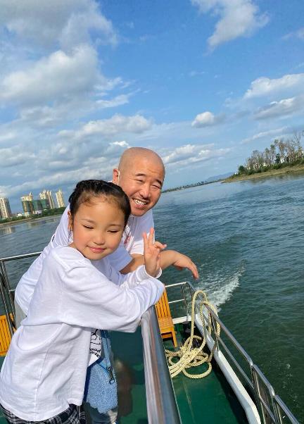 原创王小利孙子曝近照白白胖胖似福娃太乖巧模样像极爷爷基因强大