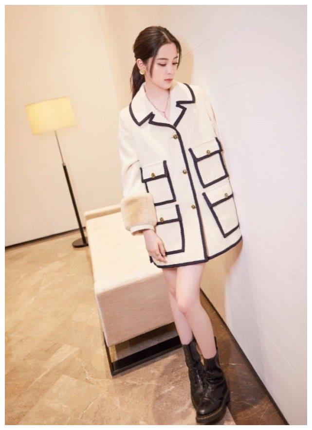 从上面的照片可以看出,欧阳娜娜的脚穿着黑色的马丁靴,但这双靴子只有