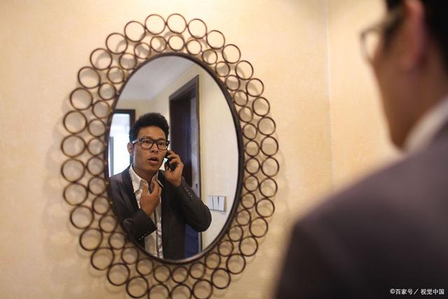 所以,一开始你不敢对着别人练习,就找一面镜子,对着镜子练习,你可以