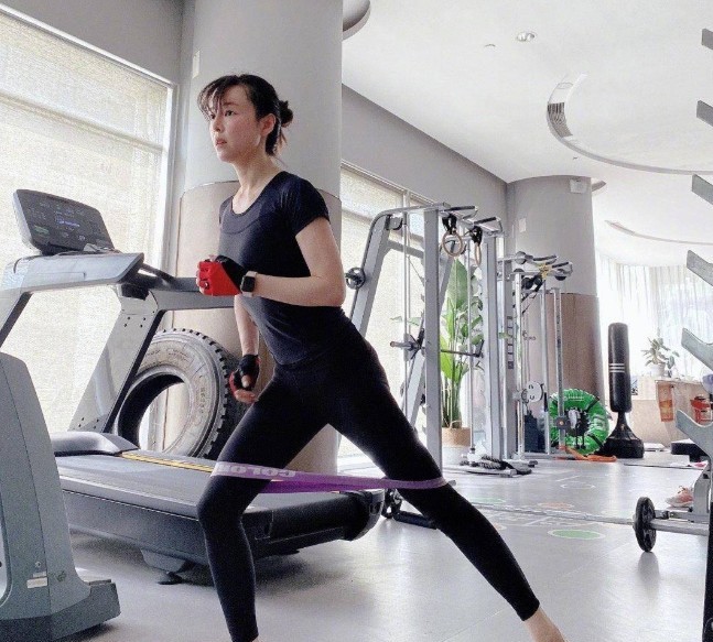 张静初40岁身材宛如少女,长期健身生活自律,素颜仍很美