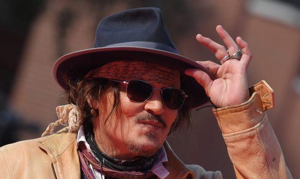 德普和艾梅伯冤家法院再聚头,艾梅伯改口称自己仍