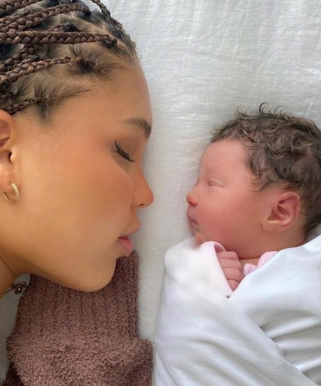 刚21岁已经是俩娃的爸爸,近照显时尚_blue_smith_lucky