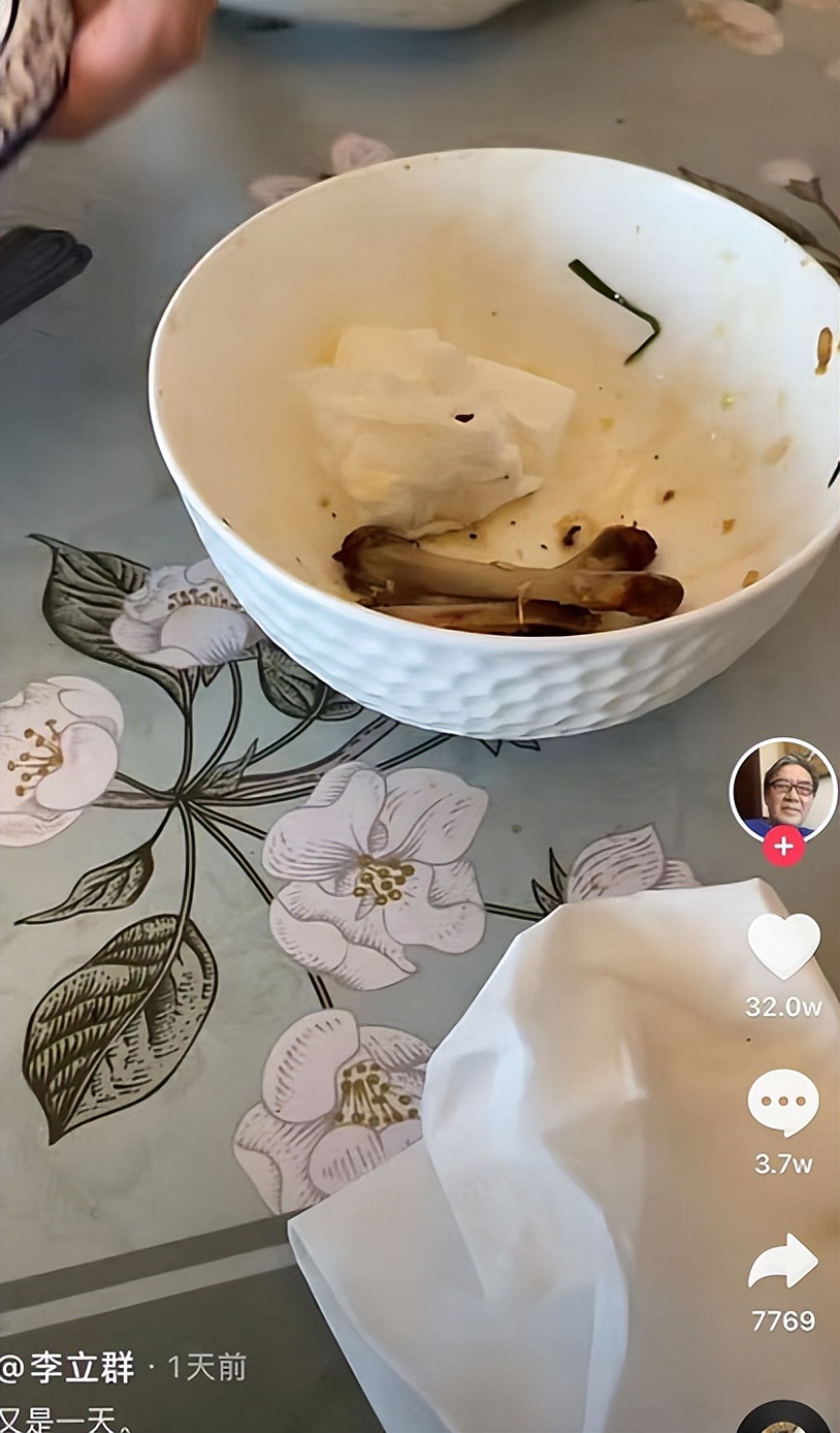 在视频中,李立群连女儿吃饭碗里剩下的一丁点肉沫都捡来吃掉.