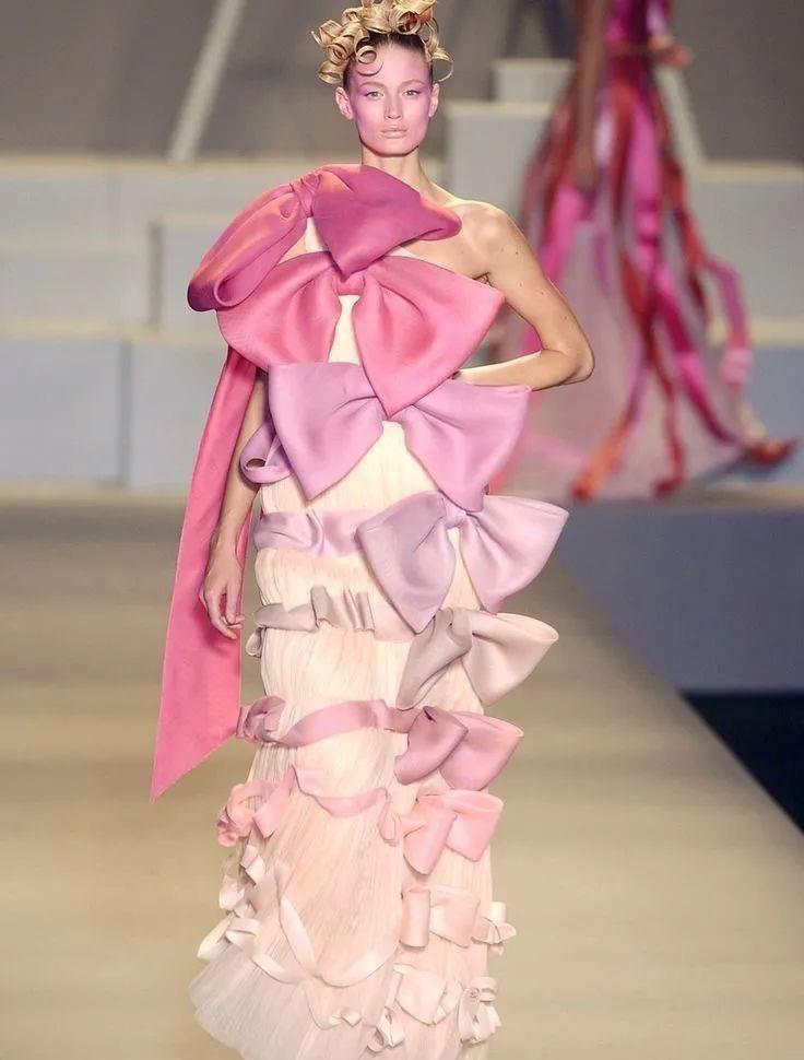 从上世纪的夸张蝴蝶结礼服裙已成为蝴蝶结服装的经典造型,近百年来不