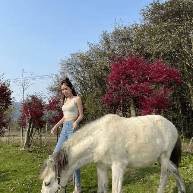 美娜火辣清凉照片小背心加紧身牛仔裤肤白貌美事业线诱人