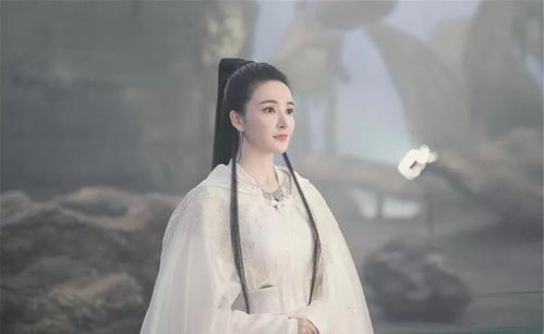 跟当年参加跳水综艺时相比,如今的刘雨欣上围严重缩水,肉肉的身材也