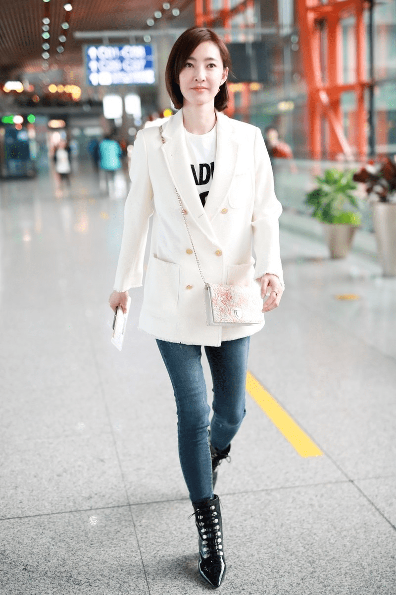 王丽坤在机场真会穿白色西装配牛仔裤简约高级167身高真吃香