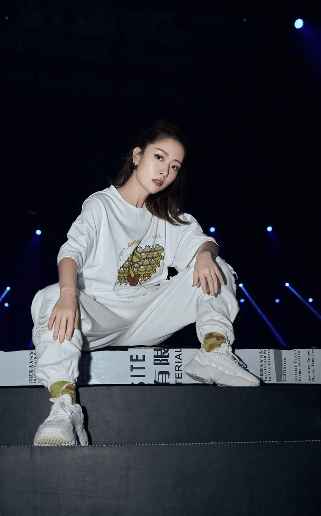 白冰不愧是"京城四美",穿紫色毛衣温婉大方,34岁圆脸不显老_时候_的