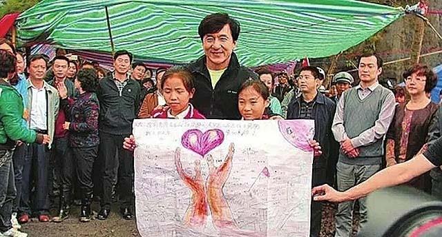 原创2013年成龙携父亲骨灰回安徽老家在大哥家停留十几分钟后回港