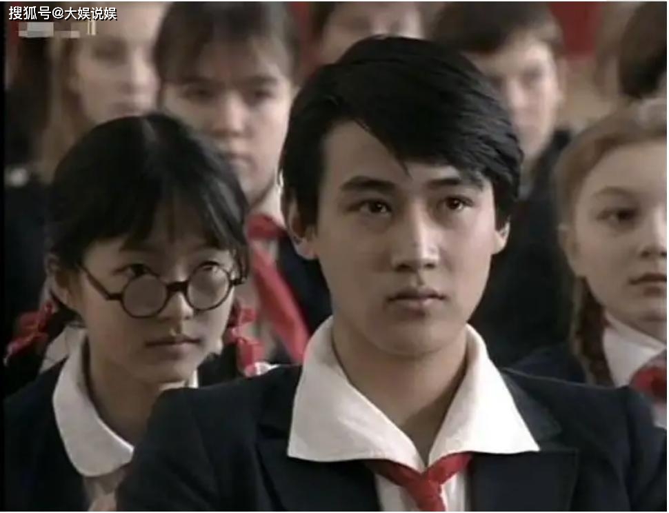 当鲍蕾还在备战高考时,陆毅就凭借和梅婷主演的电影《血色童心》,引起