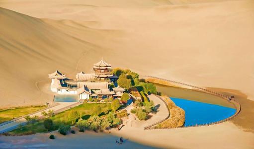 甘肃最美沙漠景区，一汪泉水千百年不曾枯竭，游客络绎不绝