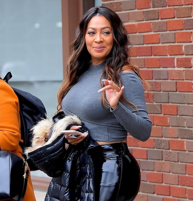 原创安东尼前妻玩疯了约会小12岁壮硕型男与瓦妮莎是闺中密友