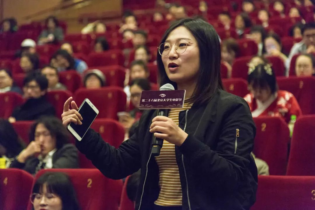 有观众对导演在电影中结合社会问题以及人物的戏剧化安排感到好奇