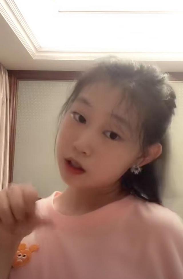 原创小沈阳13岁女儿晒视频五官像极妈妈沈春阳被网友建议拉双眼皮