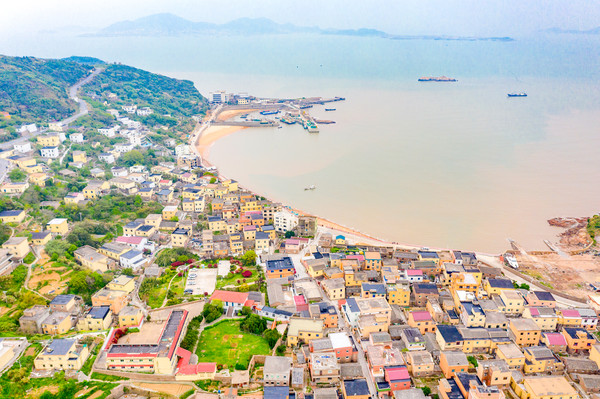 面朝大海的彩色小村，就在浙江舟山群岛，被称为东海色彩艺术村
