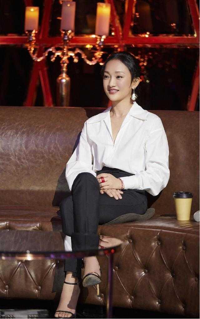 周迅的气质真让人羡普通白衬衫都穿出高级范一般人做不到