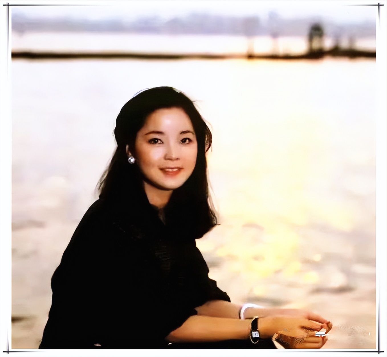 原创邓丽君80年代的甜美穿搭碎花裙配坡跟鞋歌甜人美造型也是一绝