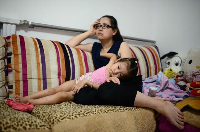 原创妈妈穿露肩装逛街直男儿子为她操碎了心暖心举动笑翻网友