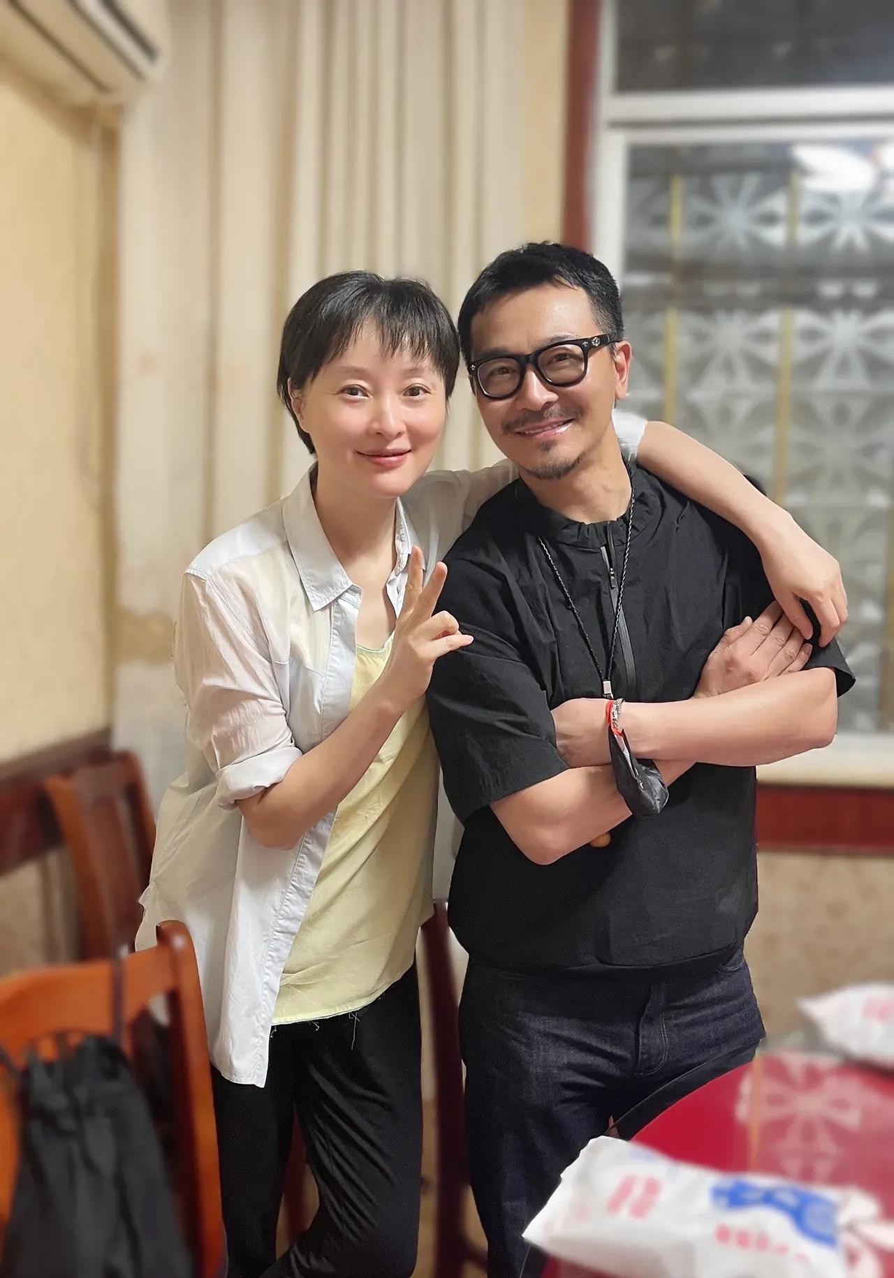 私生活曝光背心抽丝廉价,剪短发头顶快秃了_吴悦_气质_休闲