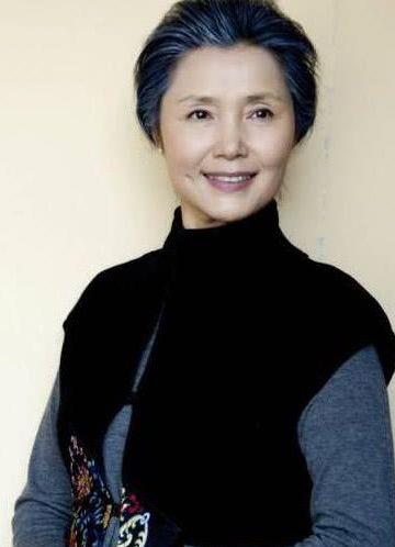 原创65岁红牡丹姜黎黎近照患肿瘤坚持生女姐弟恋恩爱40年