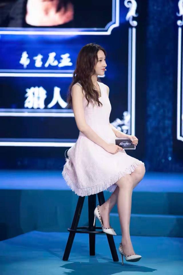 原创马凡舒穿小短裙直播配水晶鞋腿又长又直不愧是央视林志玲