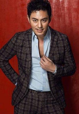 原创45岁的牟凤彬蒙丹近照颜值变高成不老男神身边跟大眼萌娃