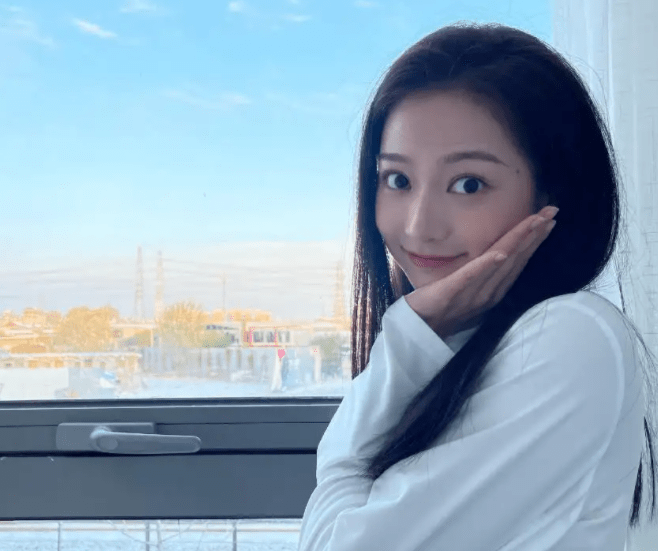 复旦准新生冯琳通过论文答辩实锤学霸人设素颜出镜气质不同