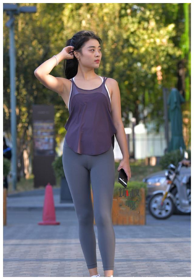 街拍:性感紧身打底裤美女,既高贵又有层次感,凸显小仙女的气质