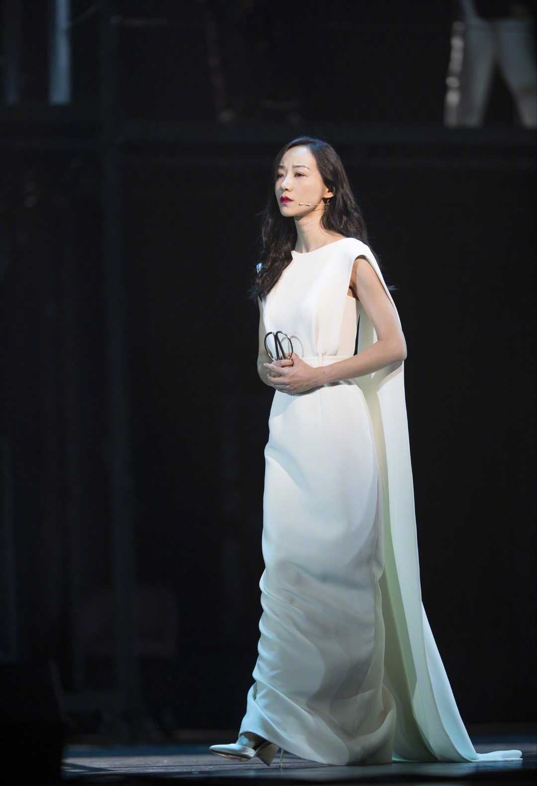 原创韩雪的高级感无敌了穿蓝色波点半透连衣裙亮相气质不输超模