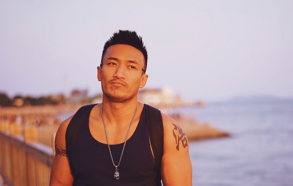 原创性感的小麦色80后肌肉型男健康的肤色下是精致的胸肌和腹肌