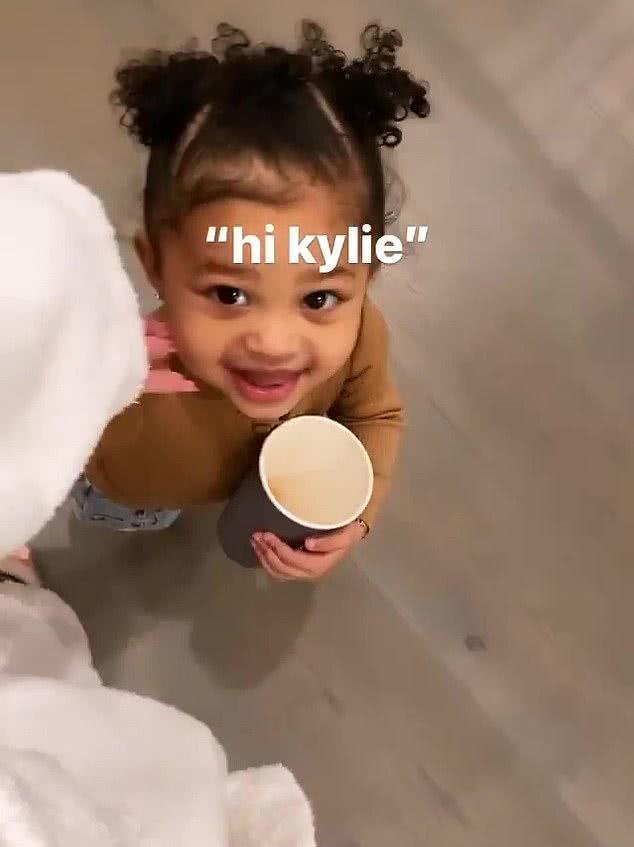 凯莉·詹娜晒2岁女儿视频:首开口喊"妈"!