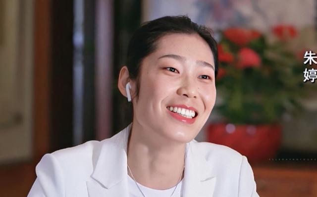 男方小1岁,长相帅气,多次亲密互动引球迷送祝福_李童_中国女排_男子