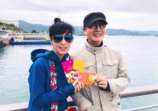 原创70岁刘松仁摔倒后首度露脸与米雪相聚拜年精神时尚康复渐有起色