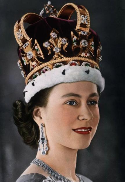 原创93岁伊丽莎白二世走红毯近照爆出穿着奢华网友比明星都时髦