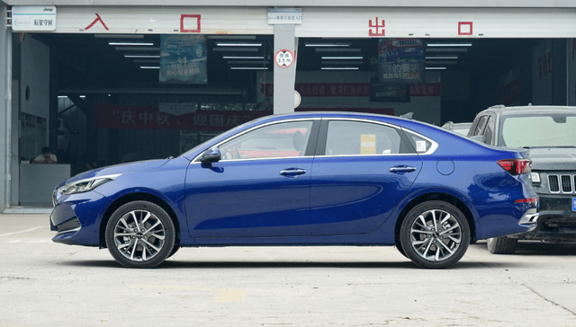 不过从新设计后变得更大气,更精致,占据整个前脸,更大面具的格栅让k3