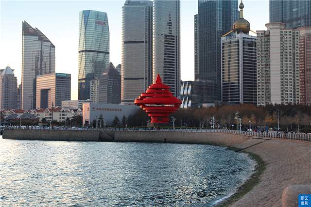 中国十大城市广场之一：青岛有座地标建筑，象征五月的风生生不息