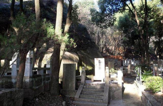 原创黄金荣最后结局如何晚年扫大街死后棺材都买不起墓地被铲平