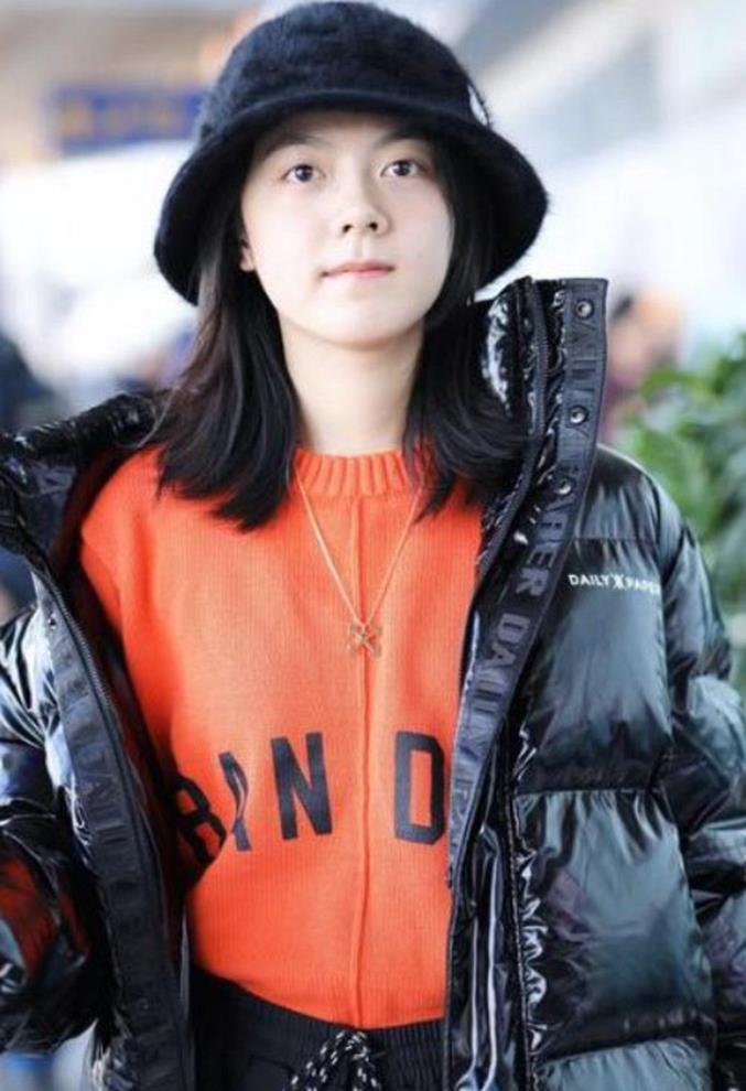 原创17岁赵今麦私服穿搭够前卫羽绒服配橙色内搭素颜气质好