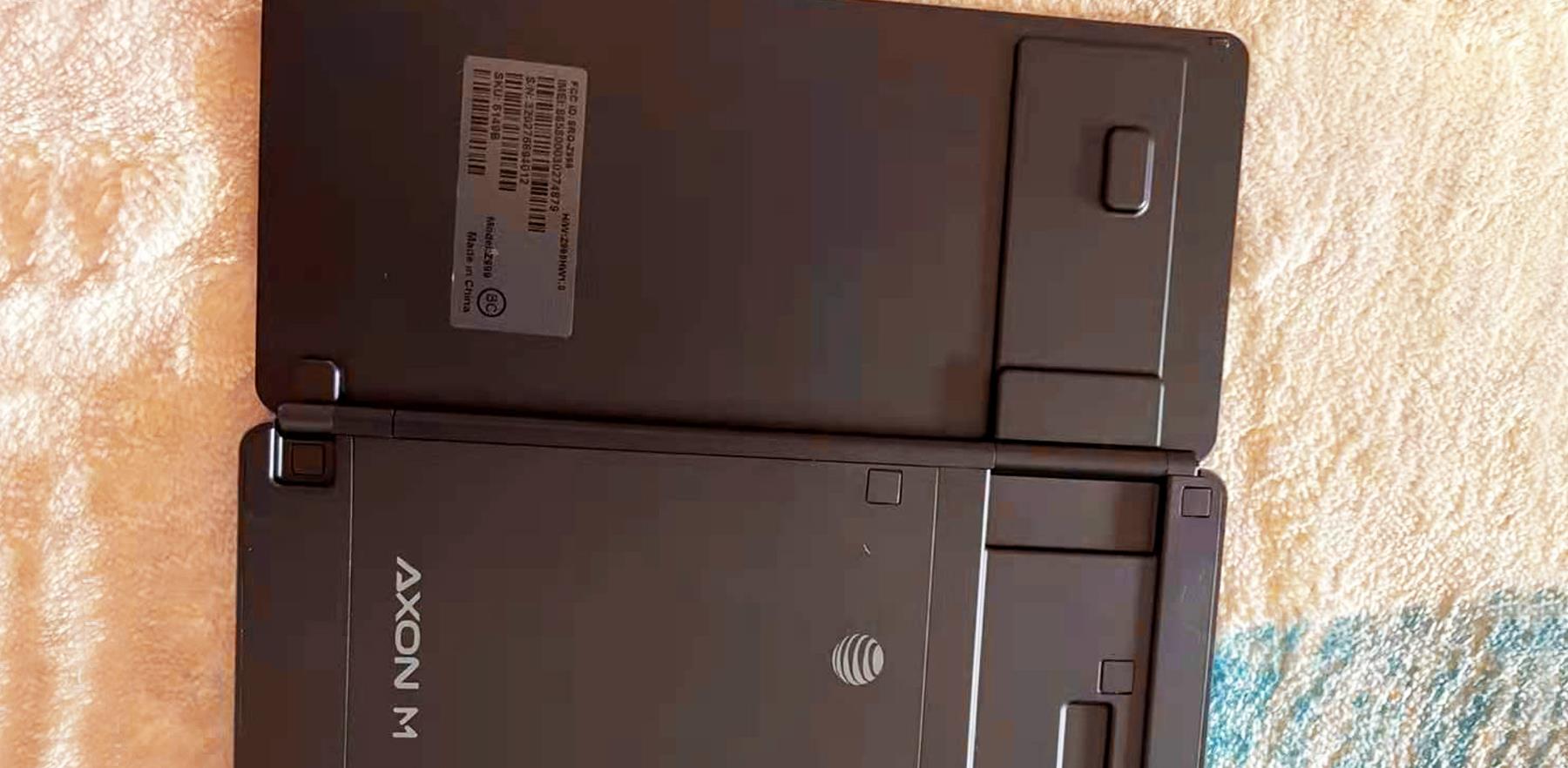 机械构件连起两块屏幕二手中兴z999体验折叠手机初级版