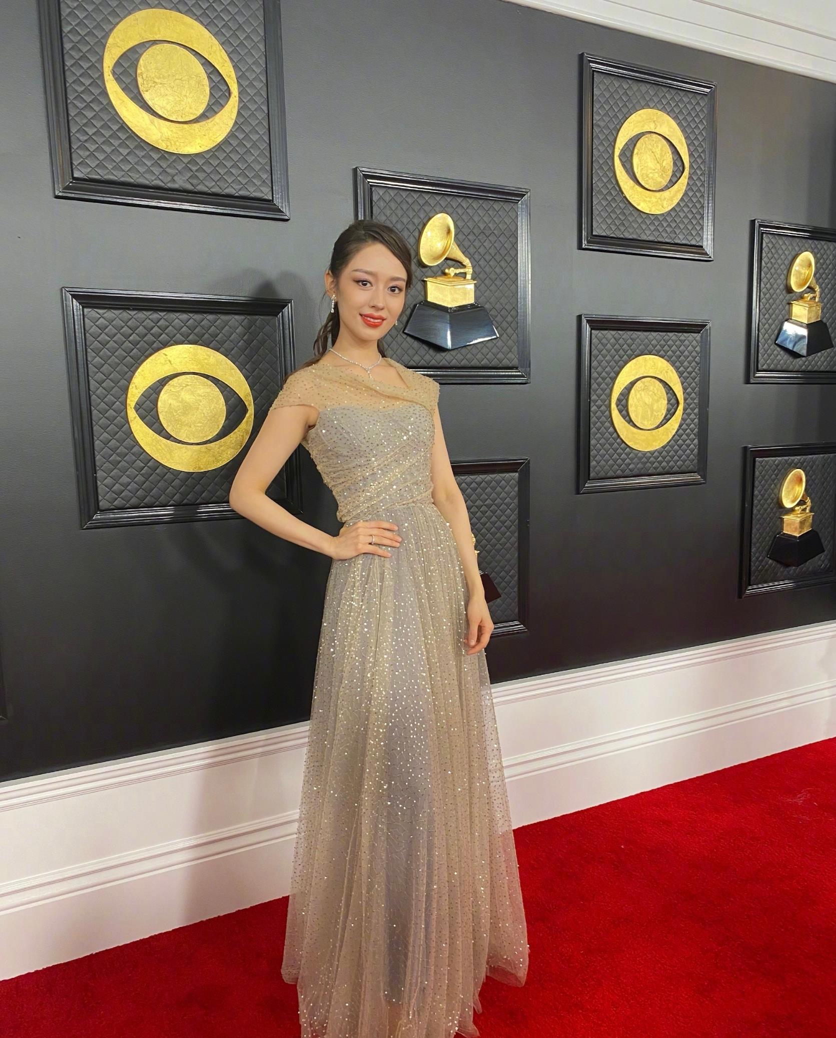 原创24岁吉娜与30岁杨颖撞衫同是德国混血儿大家觉得谁更时尚