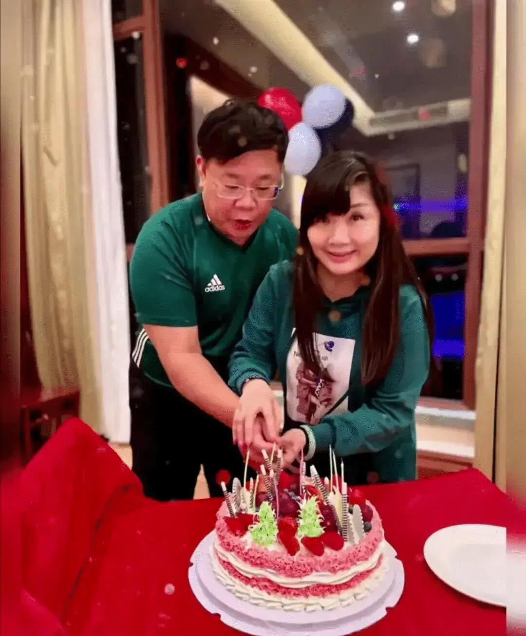 广东王牌主持郑达与妻子一同庆祝生日,他隐藏已久的妻子终于曝光_老婆