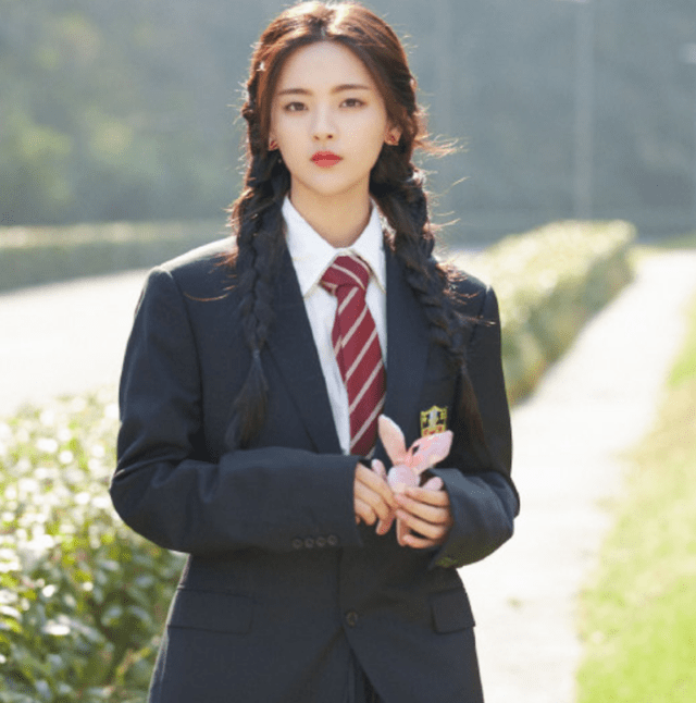 不知道你们又是否会喜欢杨超越穿起这种日系学生制服后的形象呢?