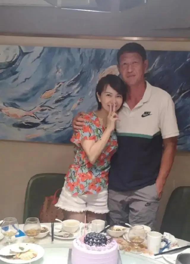 歌手甘萍嫁足球运动员黎兵结婚18年生一女