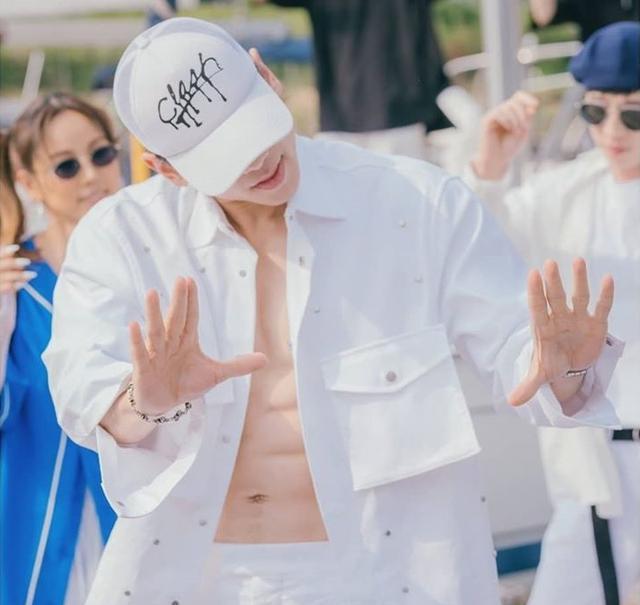 38岁"韩天王"rain近照流出,结实腹肌太撩人_郑智薰_照片_什么