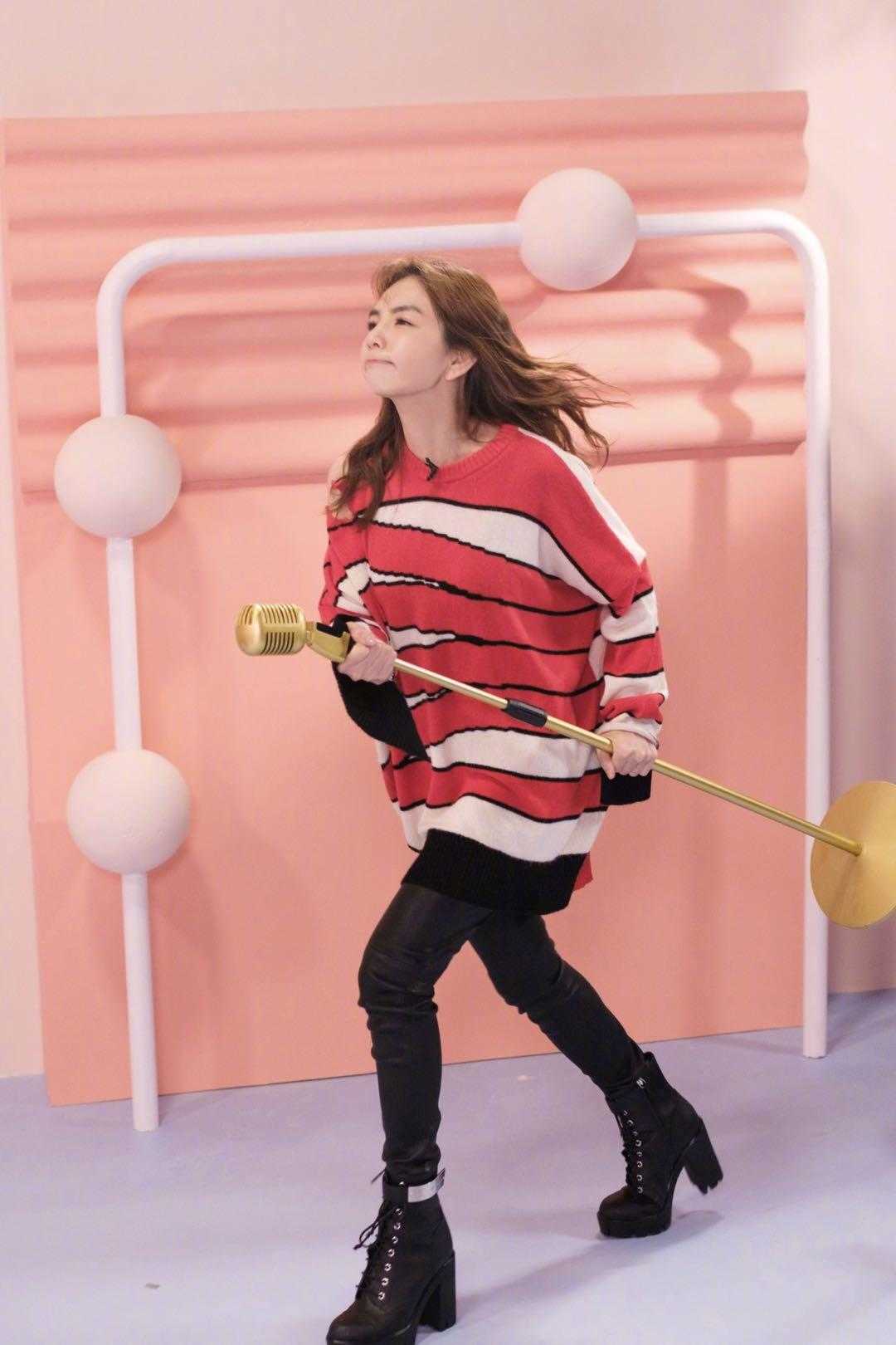 原创ella陈嘉桦也是时髦精穿玫红色西装配拼色半身裙高级洋气