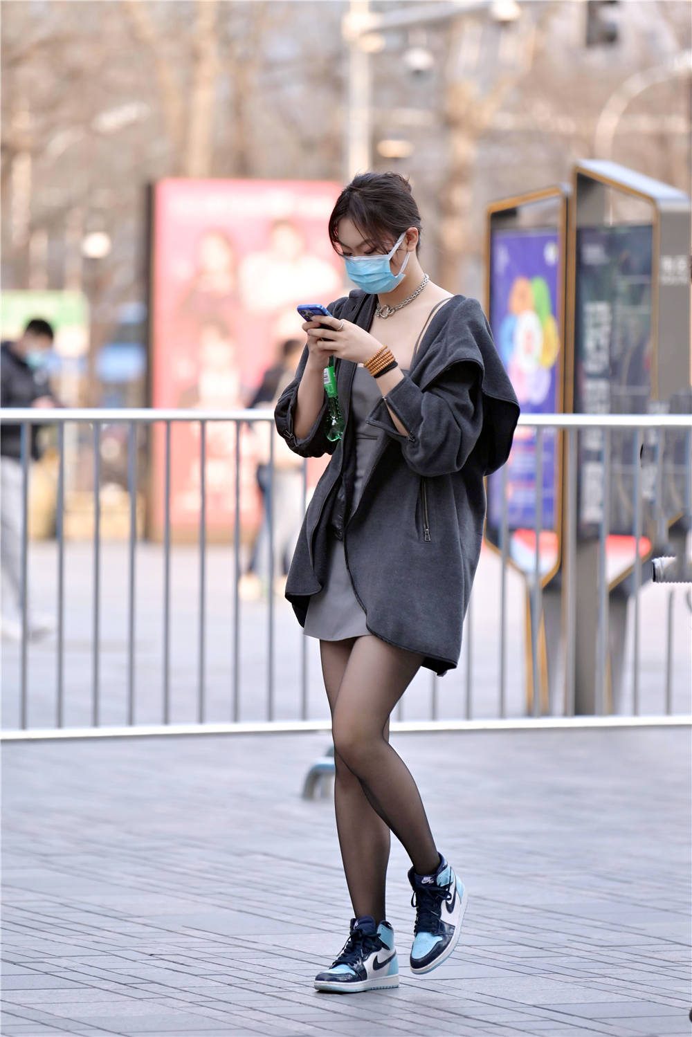 春天搭配黑色丝袜的姑娘很多,不一定能够是高跟鞋,运动鞋也好看