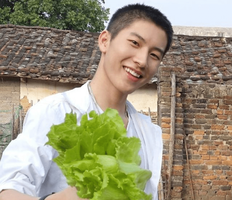 广西23岁穷小伙,童年时父母离婚,他大学毕业回农村当老师,为啥_赖佳怡