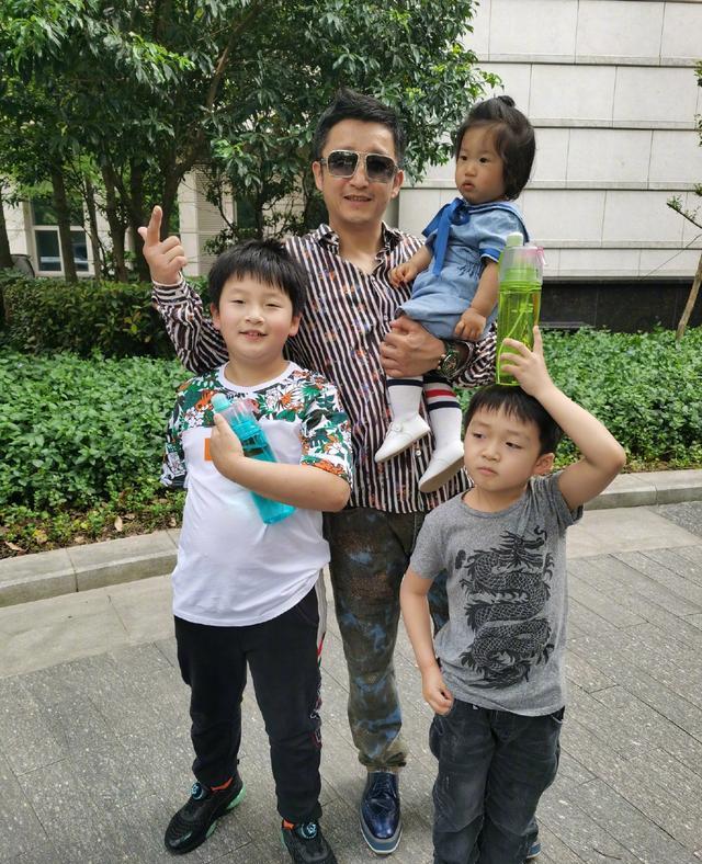 原创邹市明儿子近照轩轩乃父之风皓皓头身比似雷佳音老三最好笑