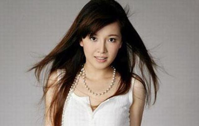 原创2007年超女唐笑辱骂武警武警没有开枪击毙她已经很照顾了