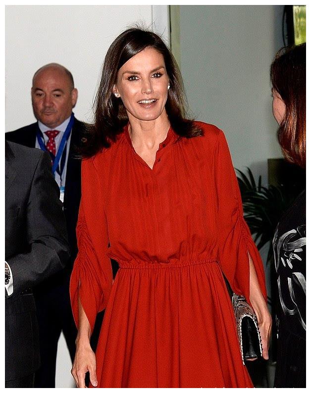 46岁西班牙王后穿飘逸小红裙好少女啊再配蛇皮纹高跟鞋美得独特